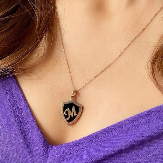 Collier à breloques en émail noir et or rose