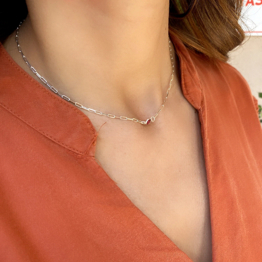 Collier minimaliste avec pierre de naissance en rubis