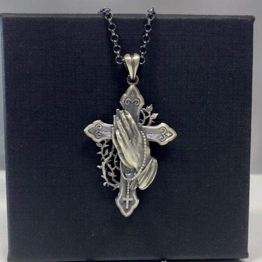 Collier crucifix avec les mains en prière
