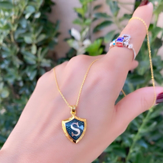 Collier Initiale Bouclier en Or