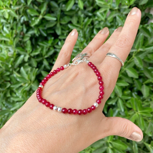 Bracelet en pierres précieuses rubis avec pierre de naissance de juillet