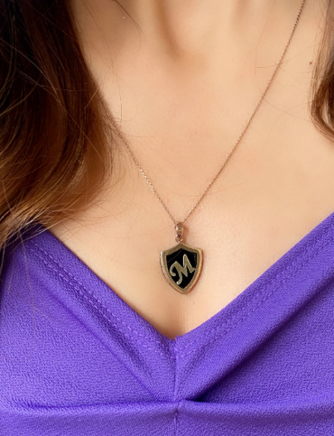 Collier à breloques en émail noir et or rose