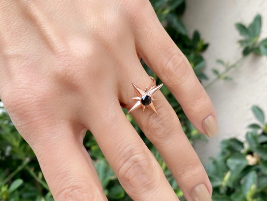 Bague minuscule en or 14 carats avec diamant noir et zircone cubique