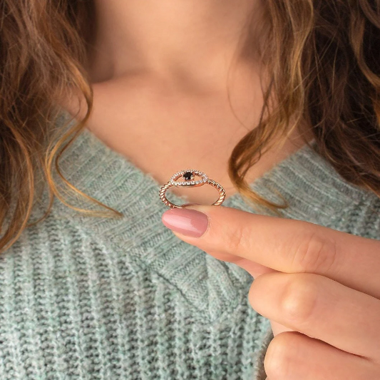 Bague délicate empilable contre le mauvais œil