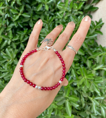 Bracelet en pierres précieuses rubis avec pierre de naissance de juillet