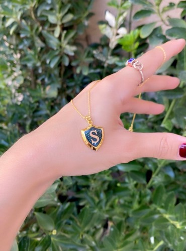 Collier Initiale Bouclier en Or