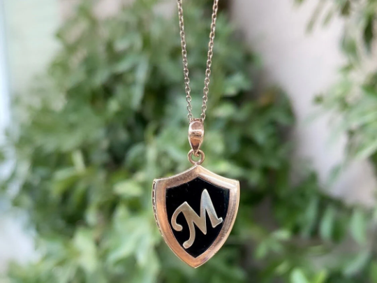 Collier à breloques en émail noir et or rose