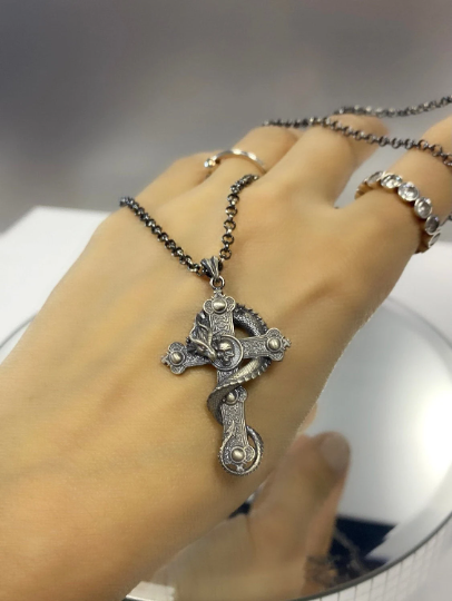 Collier pour homme avec croix en argent et dragon motard