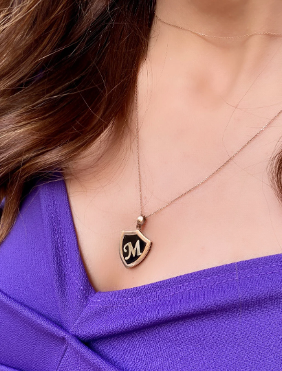 Collier à breloques en émail noir et or rose