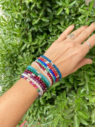 Bracelet en pierres précieuses rubis avec pierre de naissance de juillet