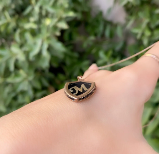Collier à breloques en émail noir et or rose