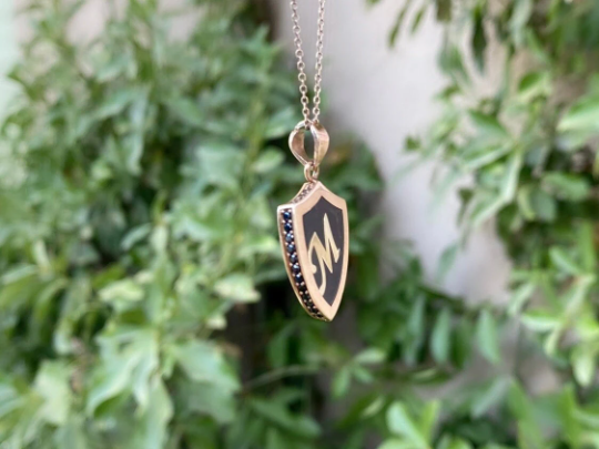 Collier à breloques en émail noir et or rose