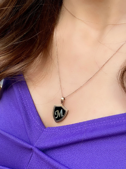 Collier à breloques en émail noir et or rose